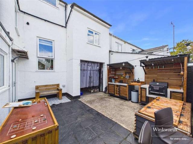 6 bed house for sale