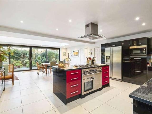 6 bed house for sale
