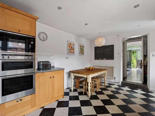 6 bed house for sale
