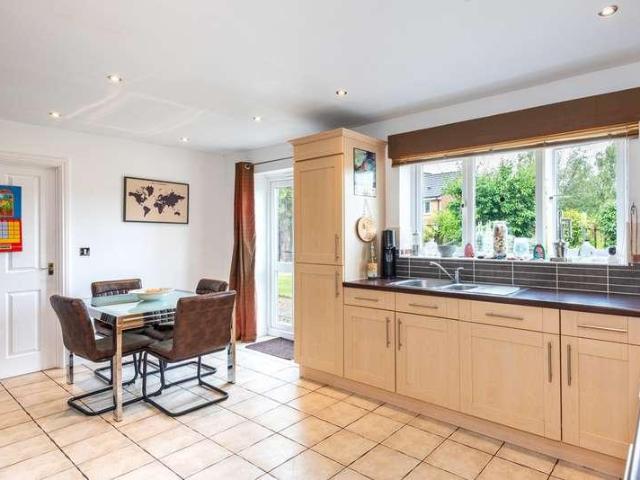 6 bed house for sale