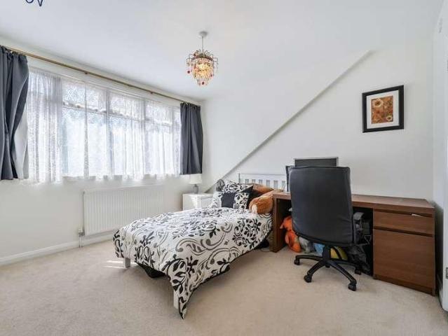 6 bed house for sale