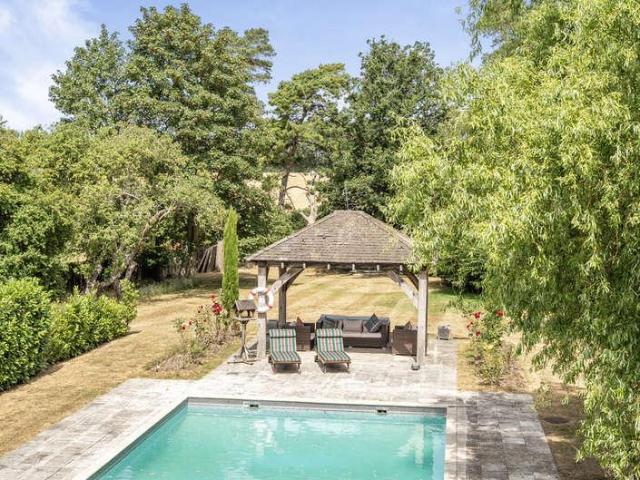 6 bed house for sale