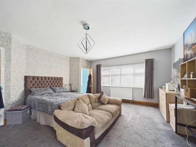 6 bed house for sale