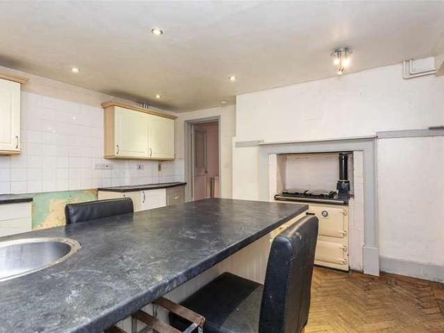 6 bed house for sale