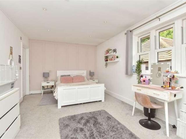6 bed house for sale