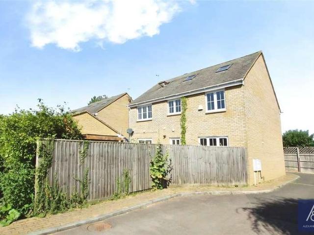6 bed house for sale