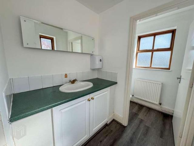 6 bed house for sale