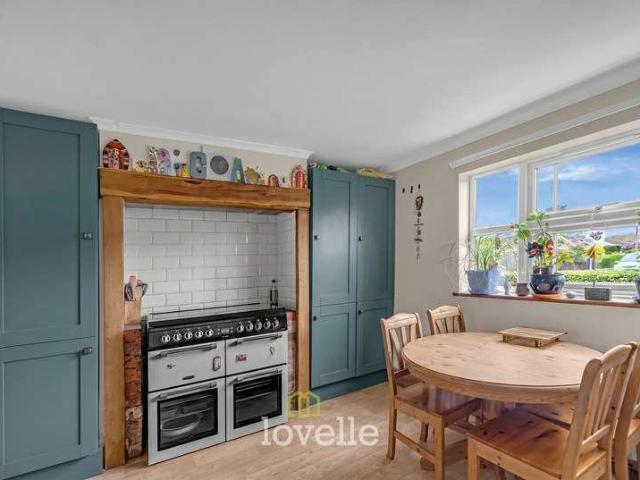 6 bed house for sale