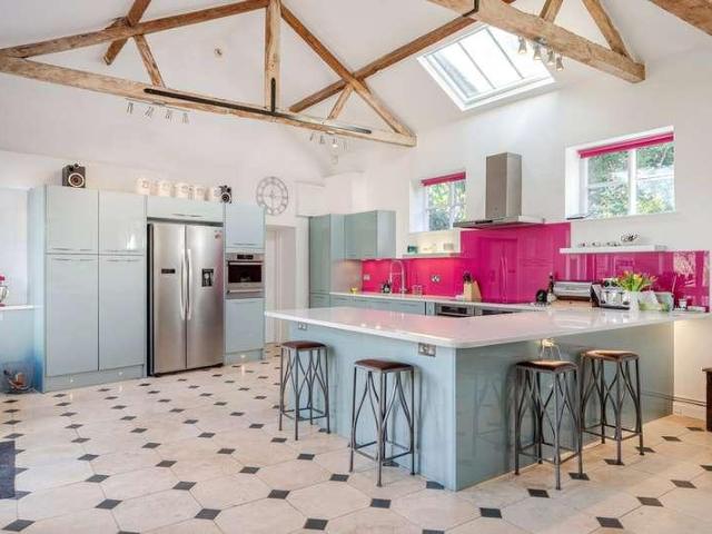 6 bed house for sale