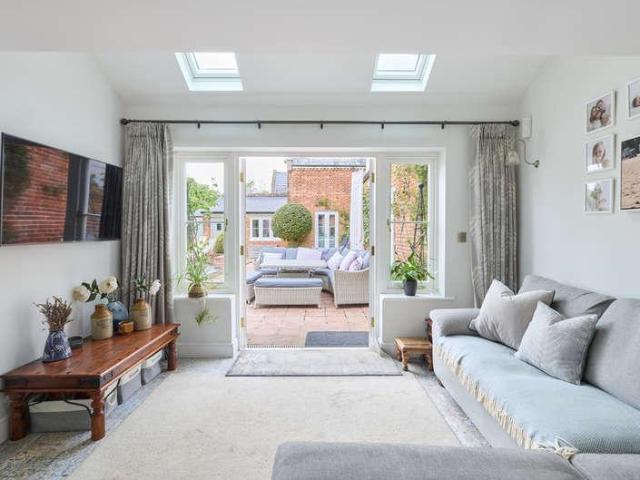 6 bed house for sale