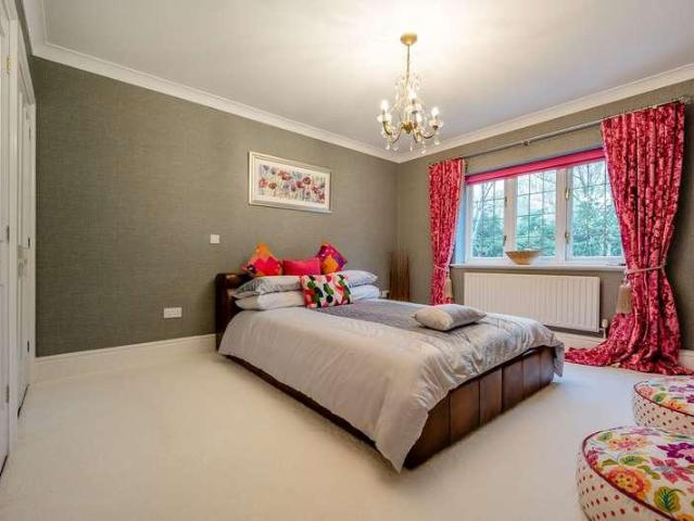 6 bed house for sale