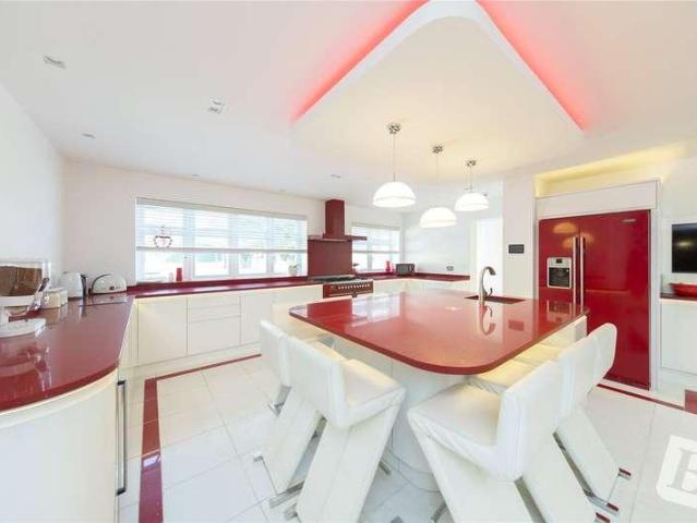 6 bed house for sale