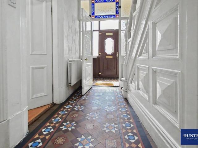 6 bed house for sale
