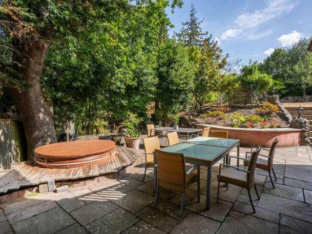 6 bed house for sale