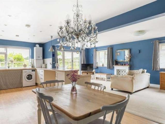 6 bed house for sale