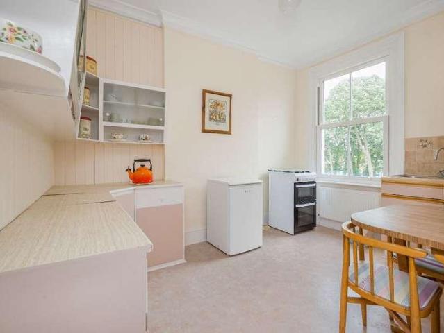 6 bed house for sale