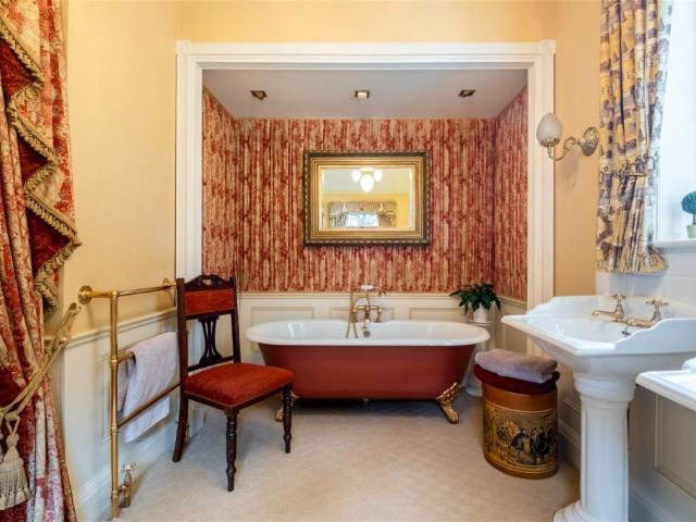 6 bed house for sale