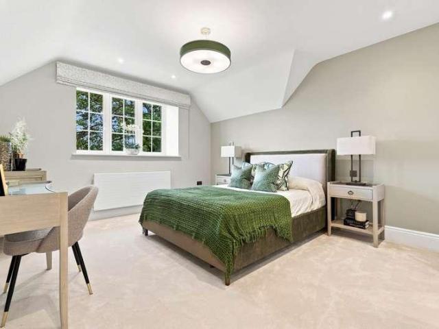 6 bed house for sale