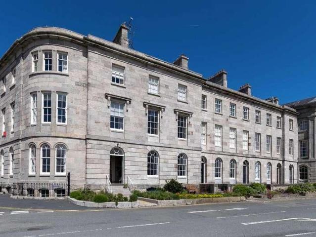 6 bed house for sale
