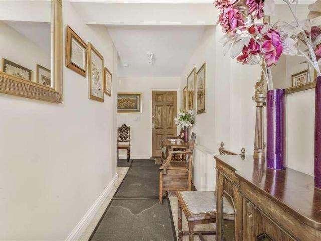 6 bed house for sale