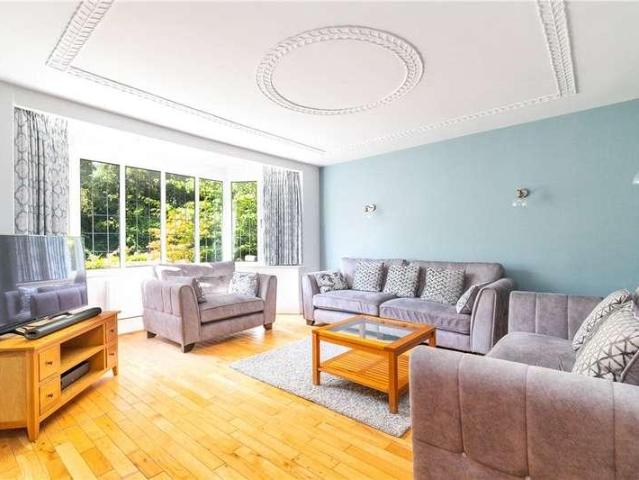 6 bed house for sale