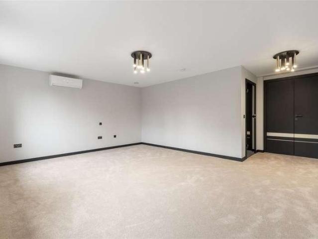 6 bed house for sale
