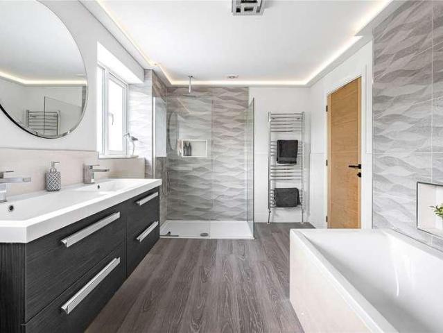 6 bed house for sale