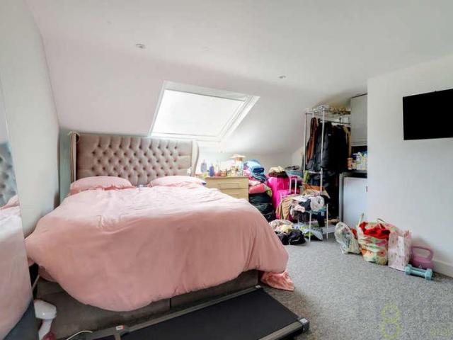 6 bed house for sale