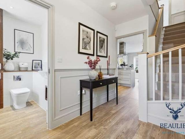 6 bed house for sale