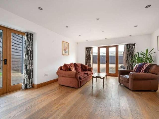 6 bed house for sale