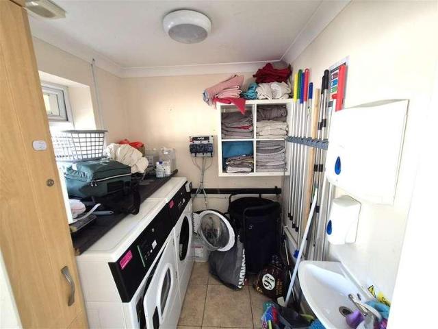 6 bed house for sale