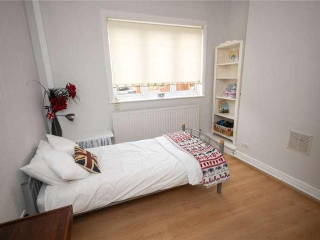 6 bed house for sale