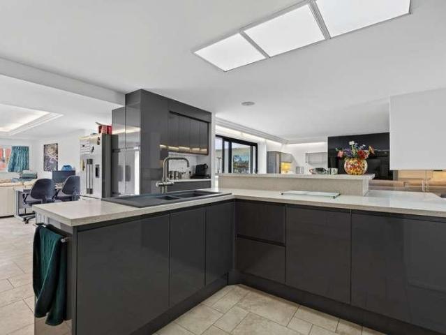 6 bed house for sale