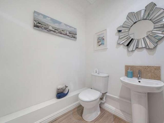 6 bed house for sale