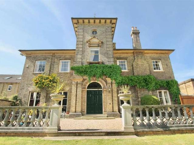 6 bed house for sale