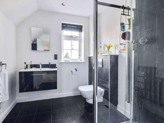6 bed house for sale