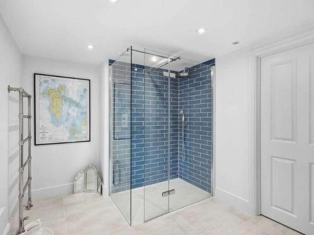 6 bed house for sale