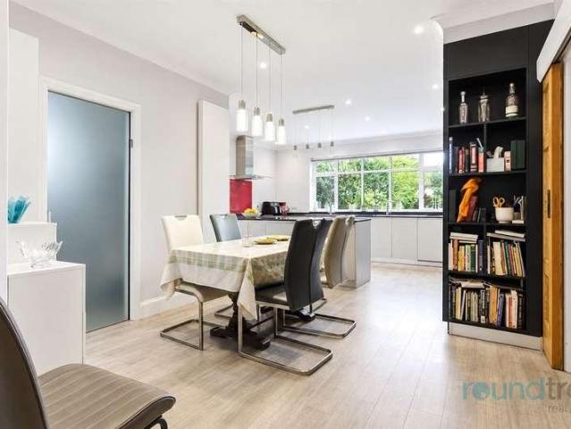 6 bed house for sale
