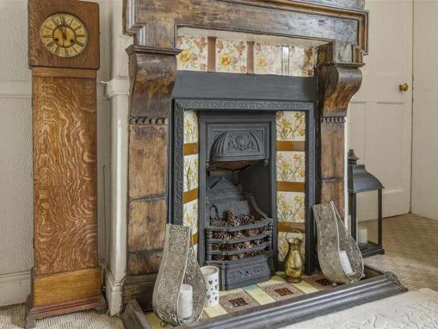 6 bed house for sale