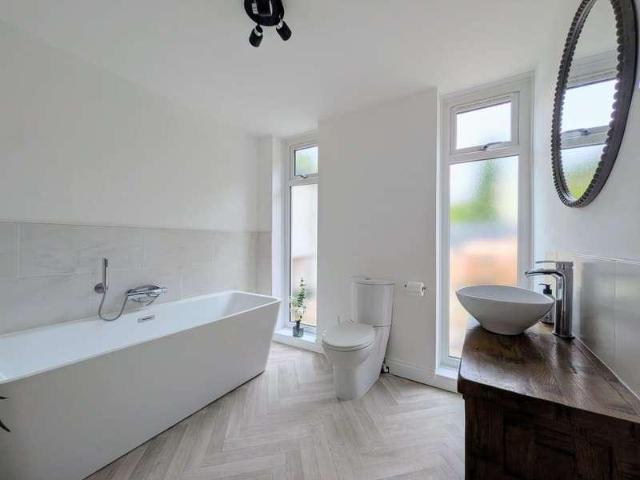 6 bed house for sale