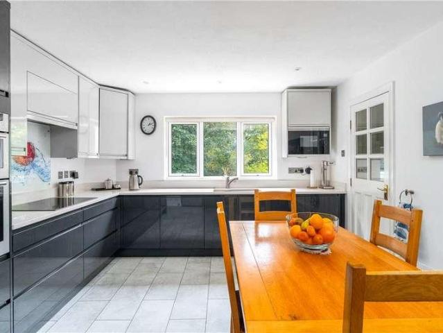 6 bed house for sale