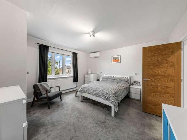 6 bed house for sale