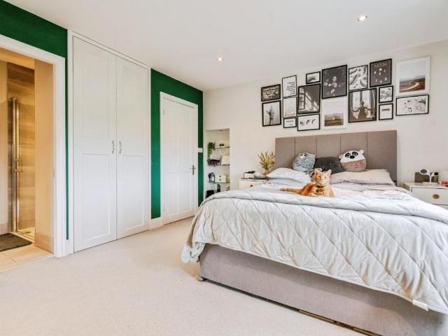 6 bed house for sale