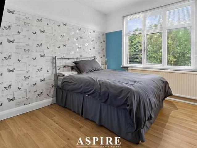 6 bed house for sale