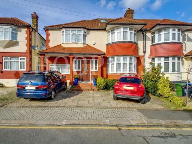 6 bed house for sale