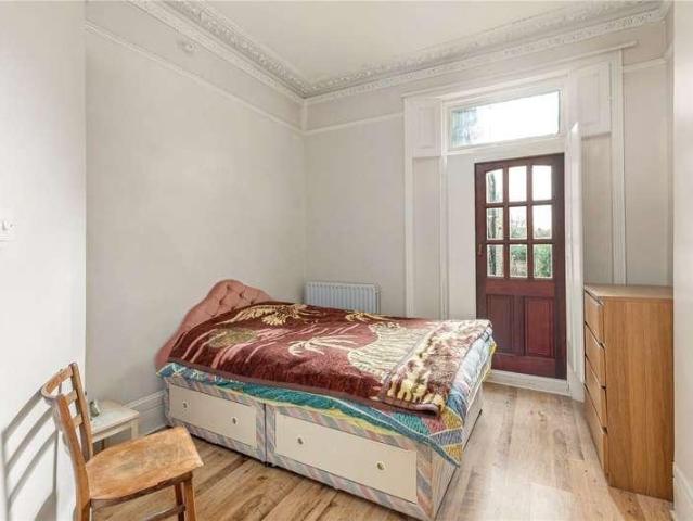 6 bed house for sale