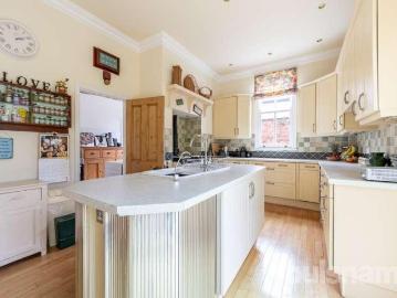 6 bed house for sale