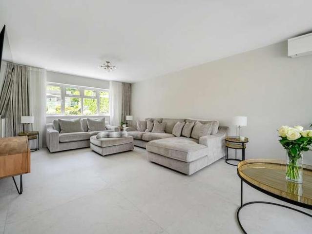 6 bed house for sale