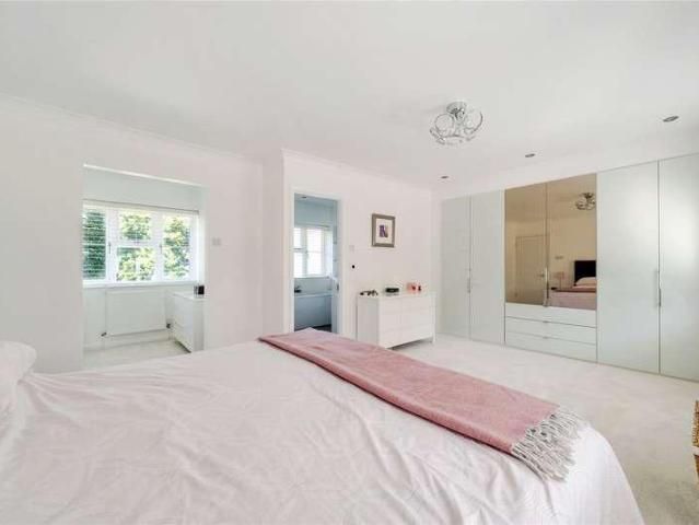 6 bed house for sale