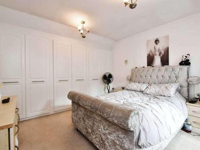 6 bed house for sale